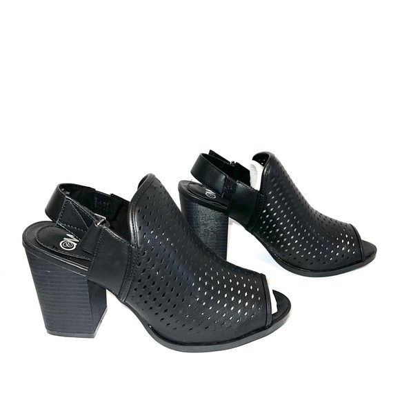 Black Peep Toe Perforated Slingback Chunky Heel Sandals Shoes - Picture 2 of 12